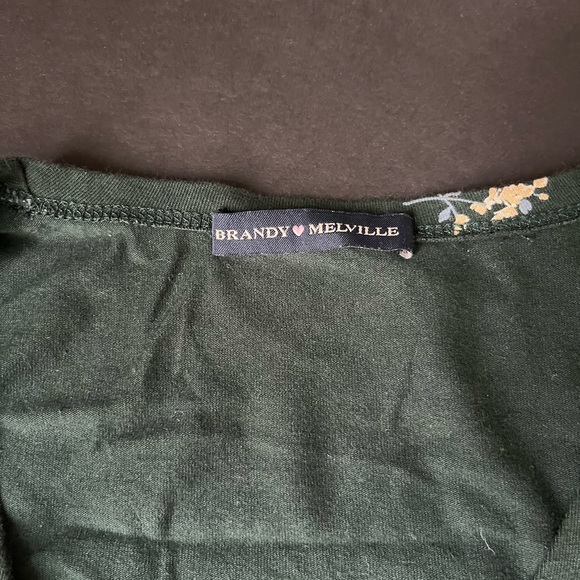 Brandy Melville V neck Crop top Dark Green Floral Amat’s Tee - Picture 3 of 5